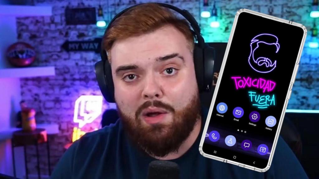 Ibai Llanos con el móvil inspirado en su persona