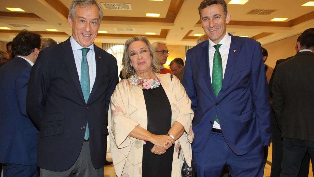 Esther Esteban junto al presidente y al director general de Eurocaja Rural.