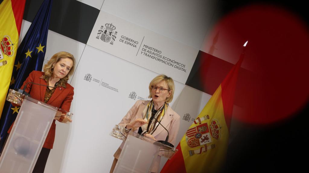 La vicepresidenta primera y ministra de Asuntos Económicos, Nadia Calviño, y la comisaria europea de Estabilidad Financiera, Servicios Financieros y Unión de los Mercados de Capitales, Mairead McGuinness.