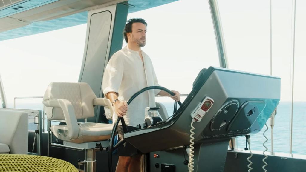 Fernando Alonso al timón del yate Sunreef 80 Eco