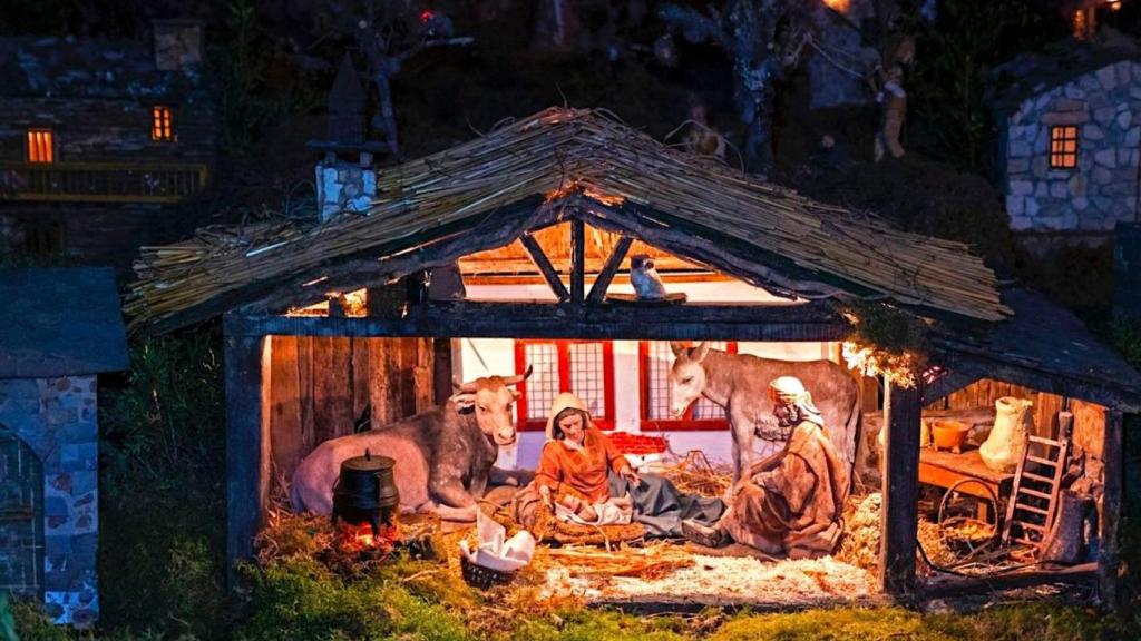 Primer plano del pesebre del Belén de Begonte.