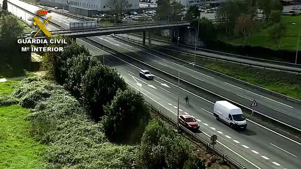 Imágenes del hombre en medio de la vía en la AP-9.