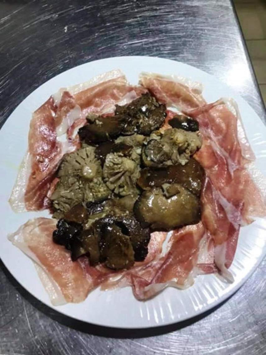 Plato de setas con ibéricos que se sirve fuera del menú. Fotografía cedida