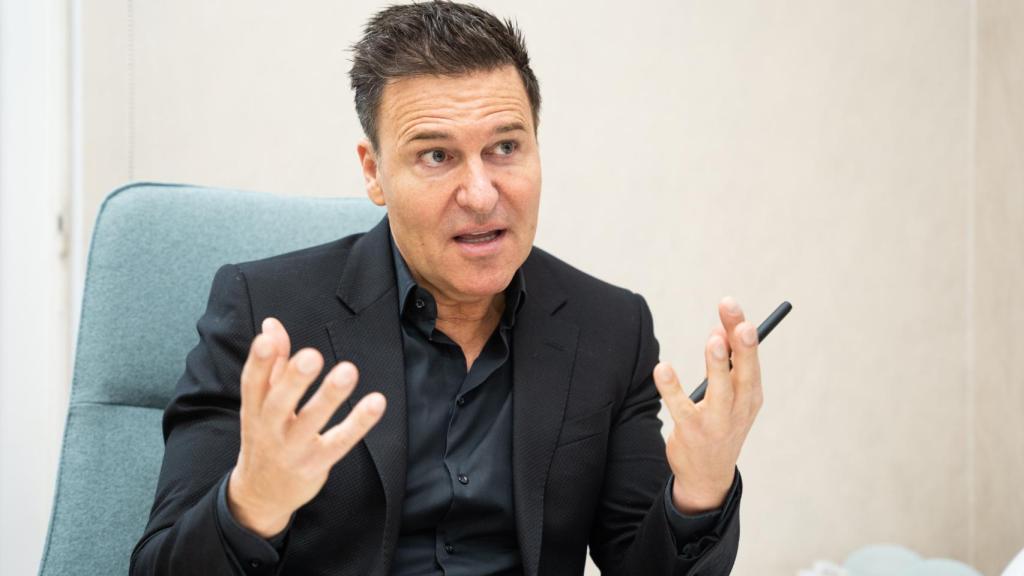 El cirujano Iván Mañero durante la entrevista con