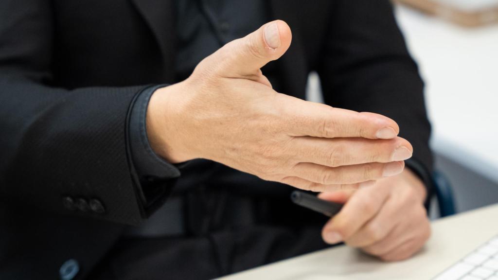 Las manos del doctor Iván Mañero durante la entrevista.