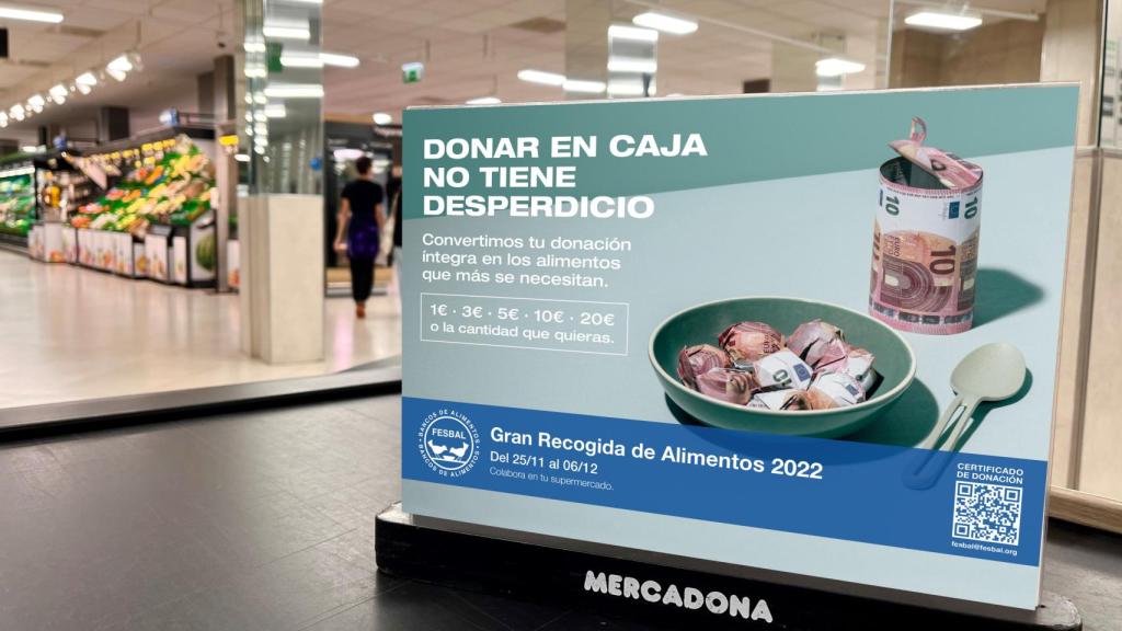 Imagen de una donación en caja en la Gran Recogida de Alimentos en Mercadona