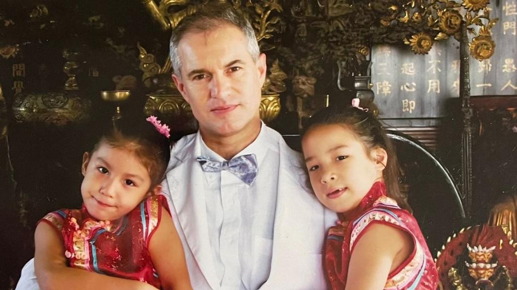 Con sus hijas Kor y Meme.