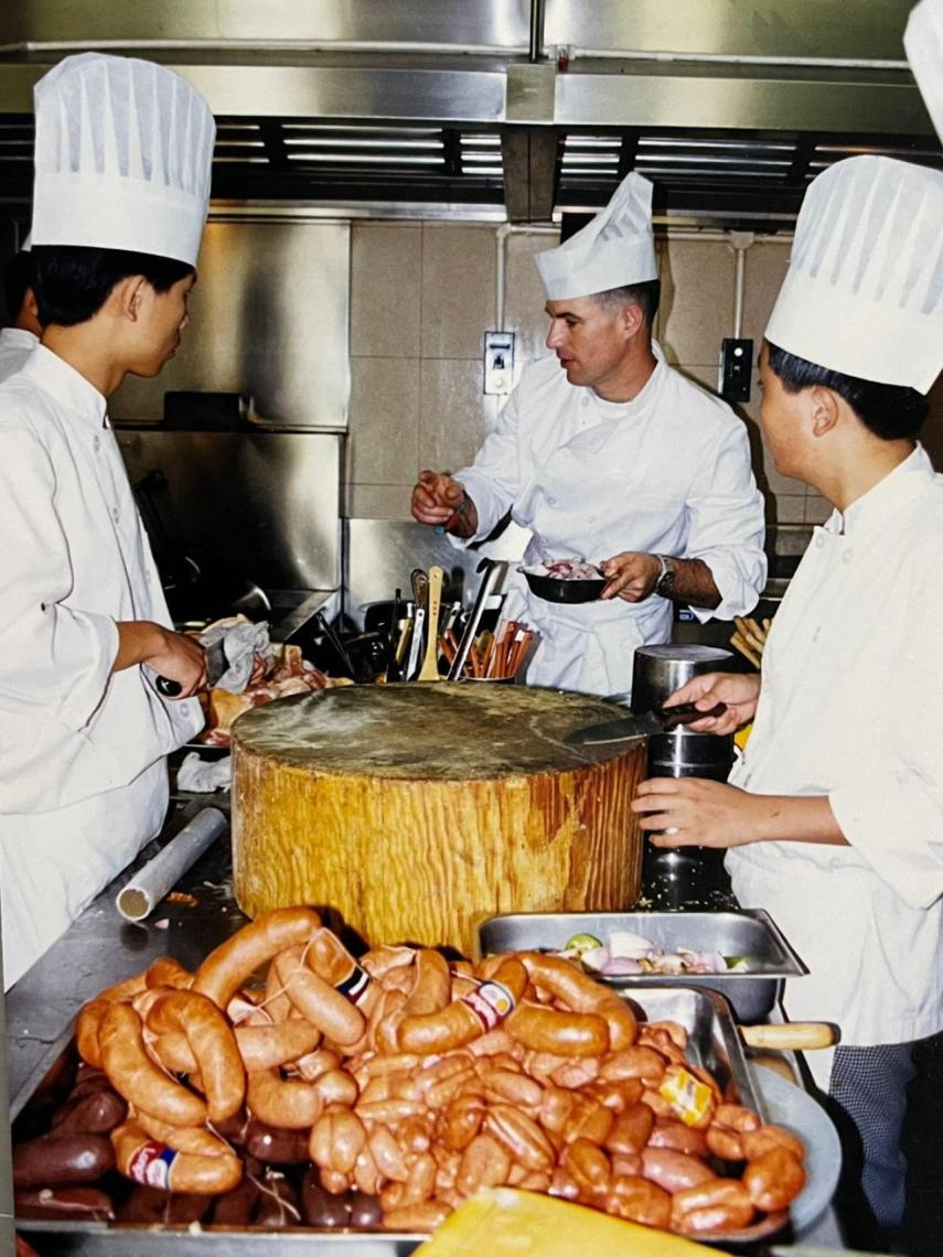 Trabajando como cocinero en China.