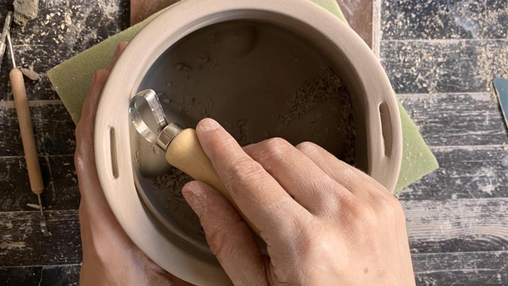 Los trabajos de Xènia Bas elaborando una de sus macetas.