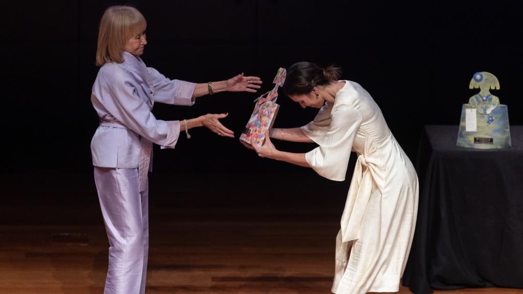 María Teresa Fernández de la Vega recibe el galardón en la categoría compromiso feminista en las instituciones de manos de Irene Montero.