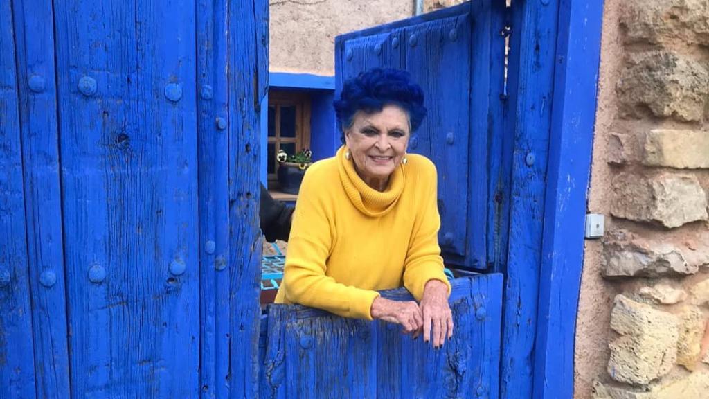 Lucía Bosé en la puerta de su casa en Brieva.