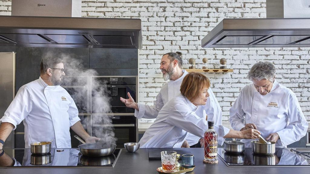 Chefs cocinan junto a Brugal 1888.