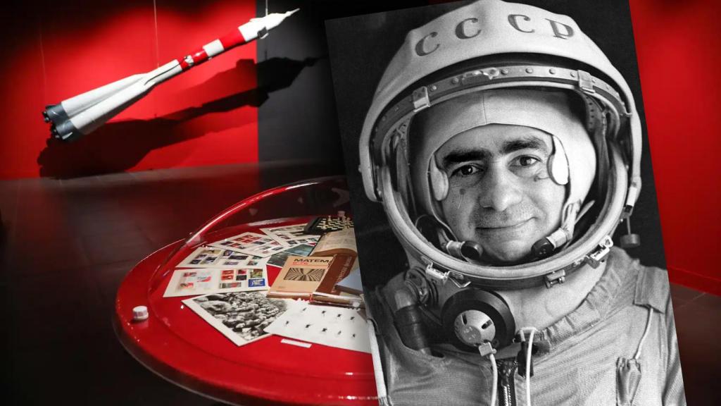 Joan Fontcuberta: 'Istochnikov' (VEGAP, Málaga, 2022). Al fondo, vista de la exposición 'Sputnik' de Joan Fontcuberta. Foto: Colección del Museo Ruso de Málaga