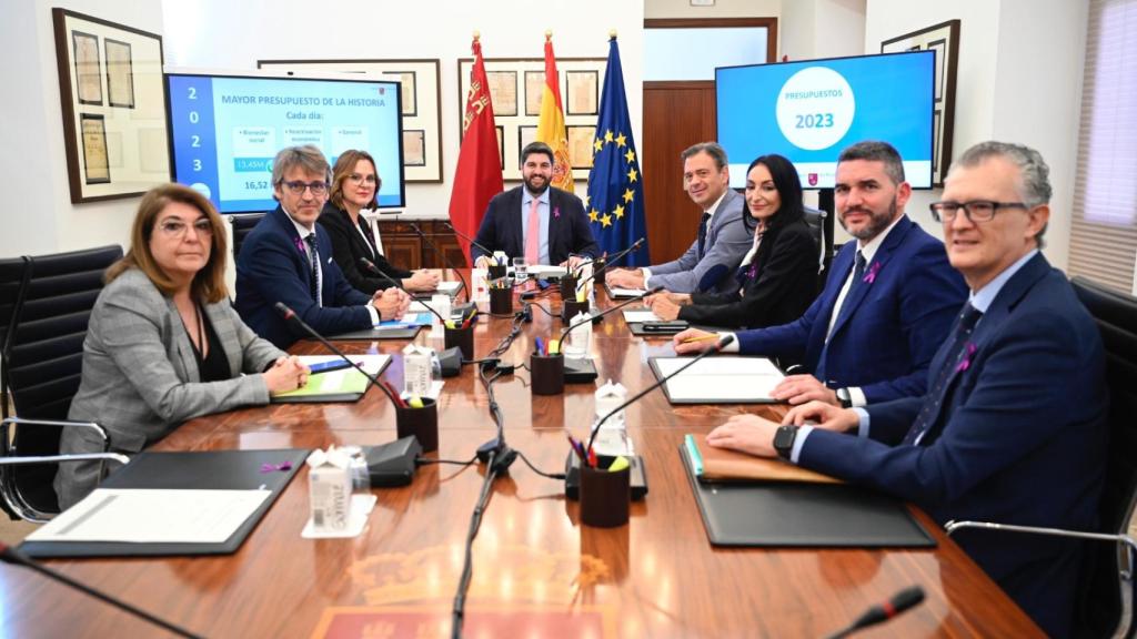 El presidente de Murcia, Fernando López Miras, este viernes, en el Consejo de Gobierno extraordinario.