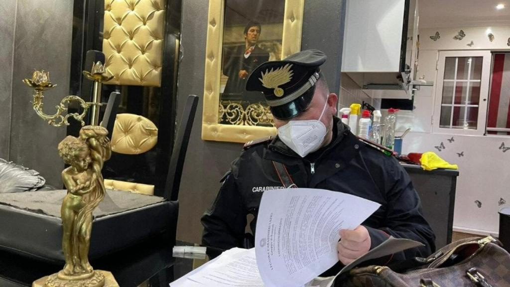 Scarface presidiendo la casa de uno de los detenidos en la operación contra la organización de Davide Pasquali.