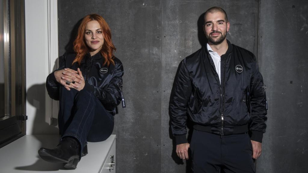 Sara García y Pablo Álvarez durante la sesión de fotos en el Ministerio de Ciencia.