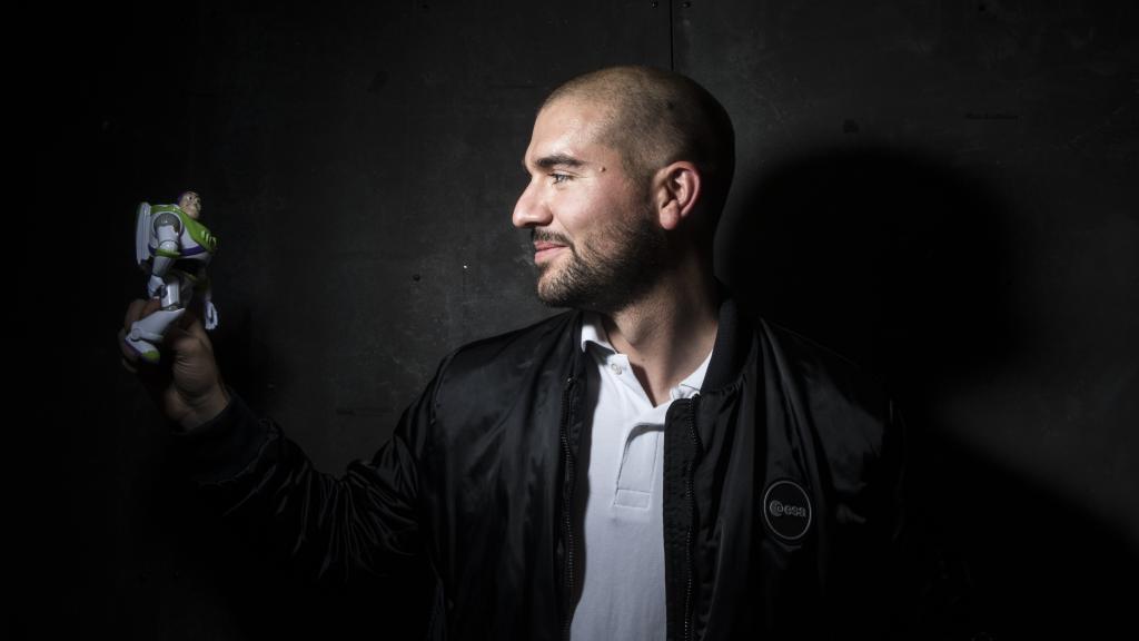 Pablo Álvarez, astronauta español de la ESA, sosteniendo a Buzz Lightyear, superhéroe intergaláctico.