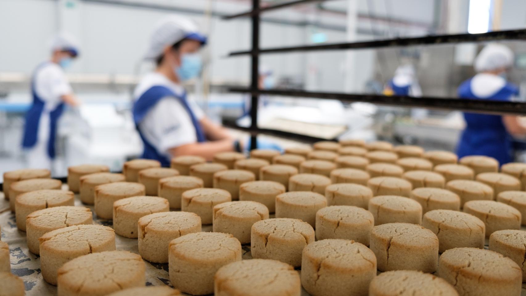 Dulces Galicia: los secretos de la empresa histórica y familiar que hace los mejores polvorones de España