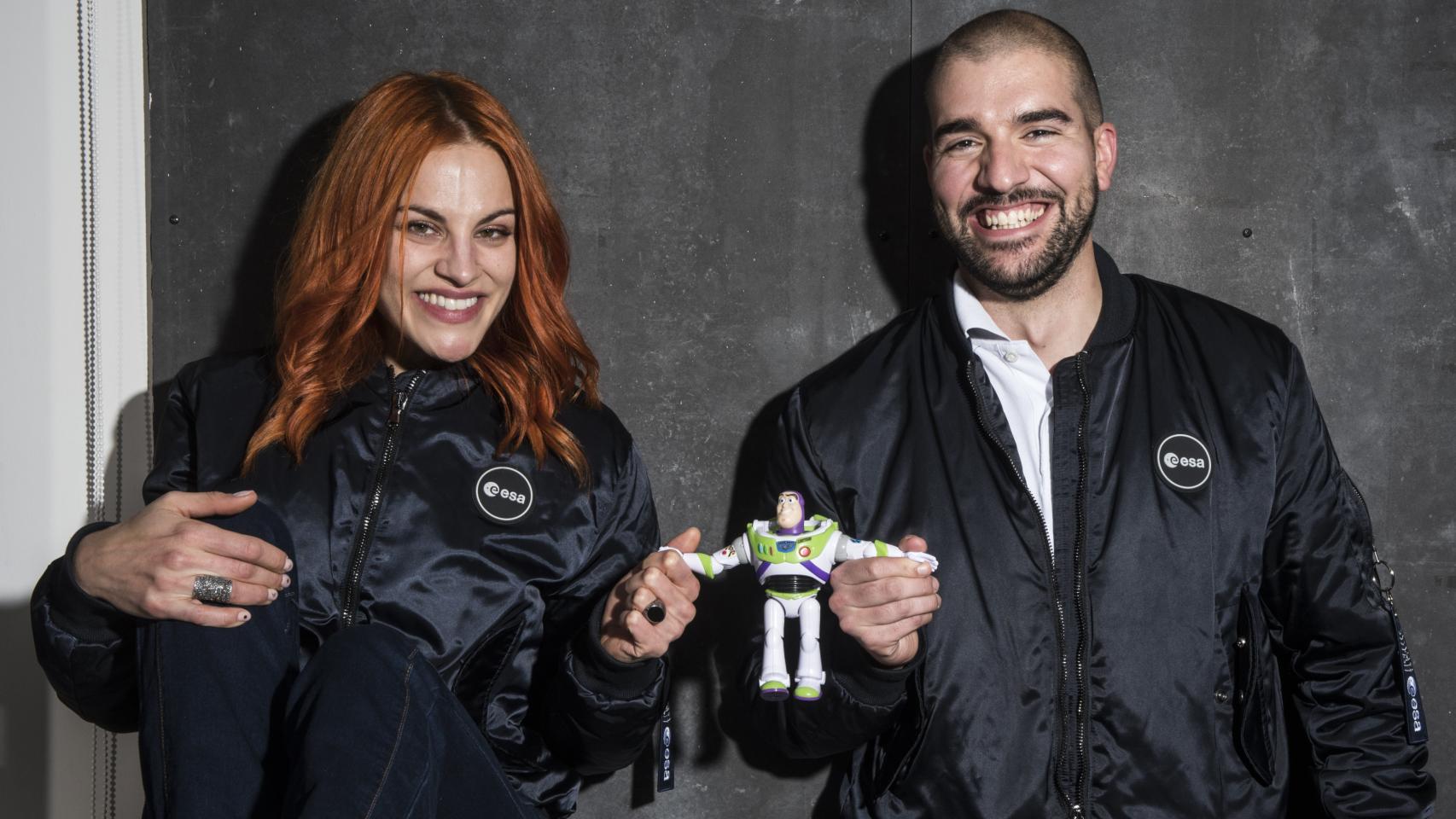 A la izquierda, la astronauta de la ESA Sara Garcia; a la derecha, el astronauta Pablo Álvarez; en el centro, Buzz Lightyear, superhéroe intergaláctico.