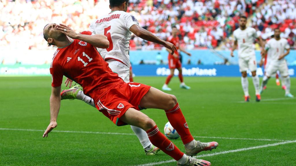 Bale recibe un golpe.