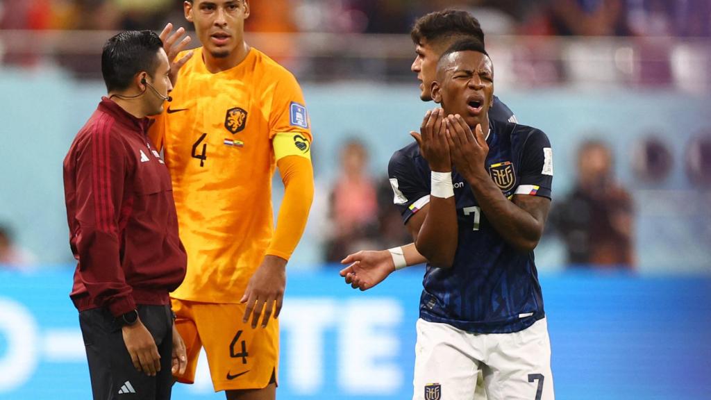Pervis Estupiñán protesta al árbitro por un gol anulado ante Países Bajos