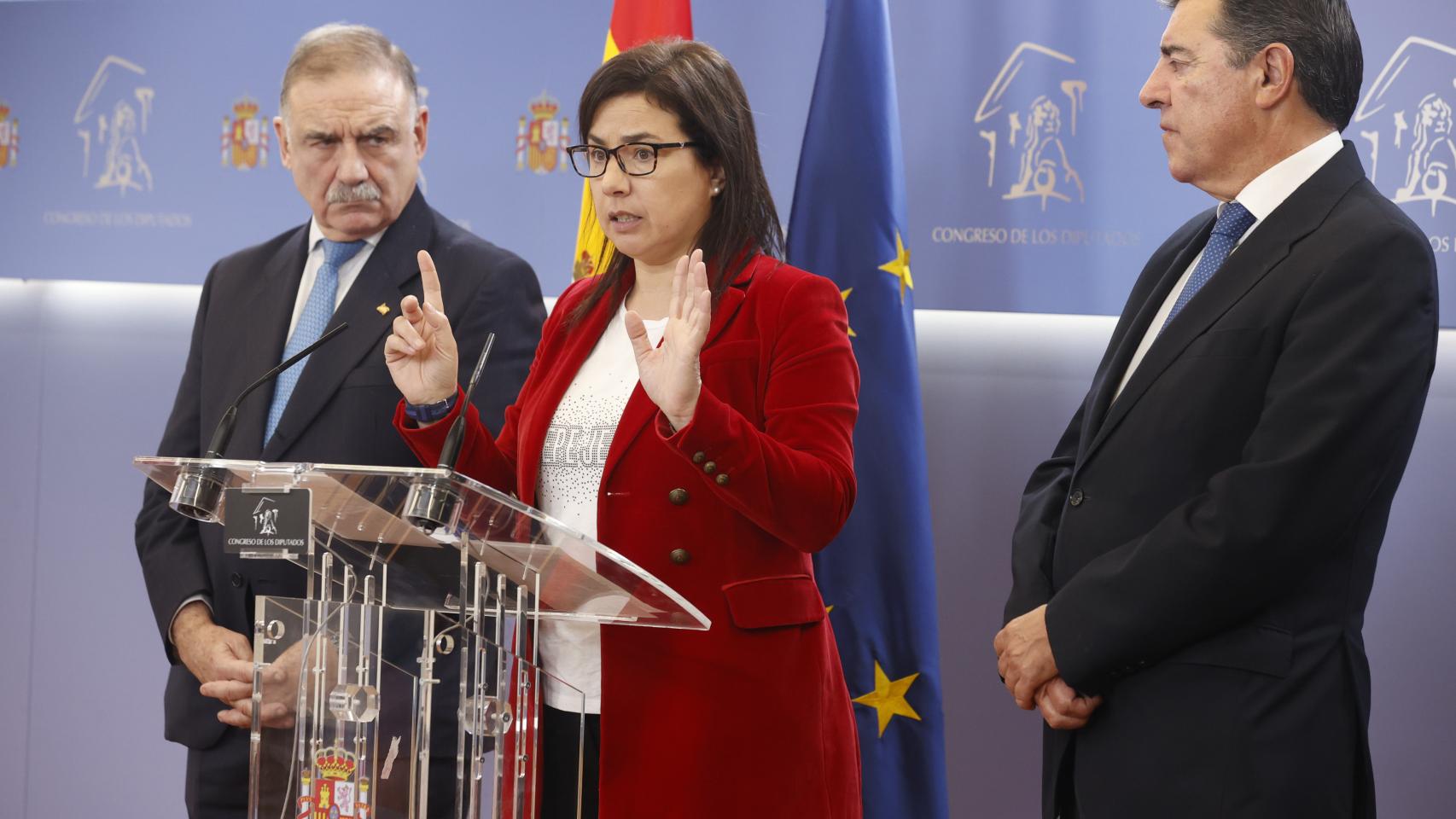 Los diputados del PP Ana Vázquez, Fernando Adolfo Gutiérrez (I) y José Antonio Bermúdez de Castro (d) durante la rueda de prensa ofrecida este viernes en el Congreso.
