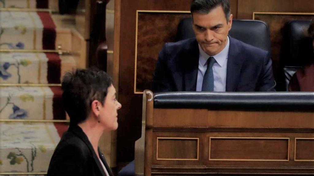 Pedro Sánchez, presidente del Gobierno, observa a la portavoz de EH Bildu, Mertxe Aizpurua.