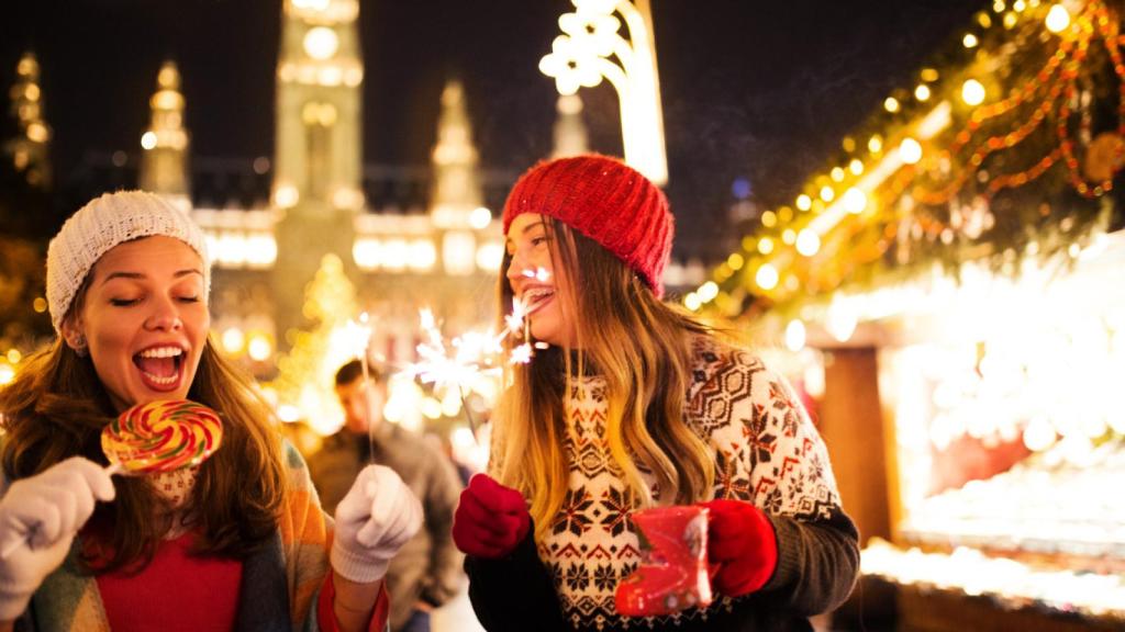 Dos mujeres en un mercadillo navideño.