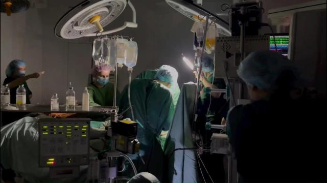 Ataques a infraestructuras médicas, apagones y sin suministro de agua: así es como Rusia asedia a la capital ucraniana