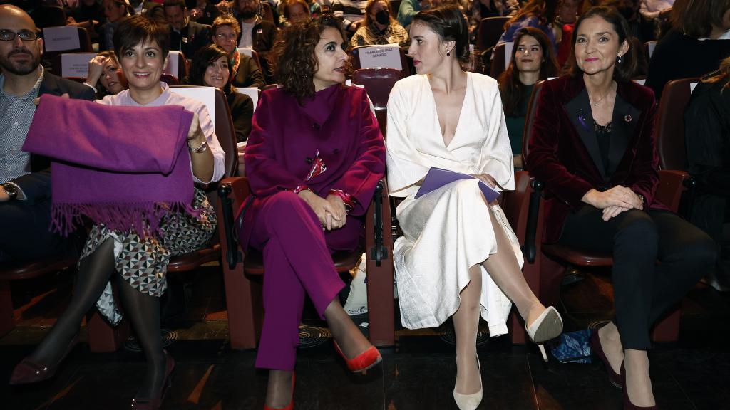 Irene Montero junto a Reyes Maroto, Isabel Rodríguez y la ministra de Hacienda, María Jesús Montero.