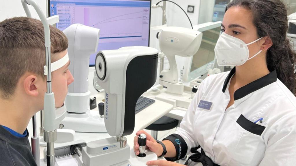 Una óptica de A Coruña aplica una técnica pionera para tratar la miopía en niños
