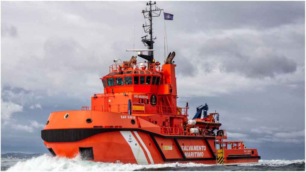 Remolcan una embarcación a la deriva en la ría de Vigo, a la altura de Baiona