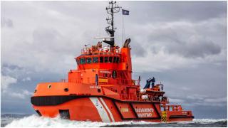 Remolcado a Vigo un pesquero con seis tripulantes tras quedarse sin gobierno en la Costa da Vela