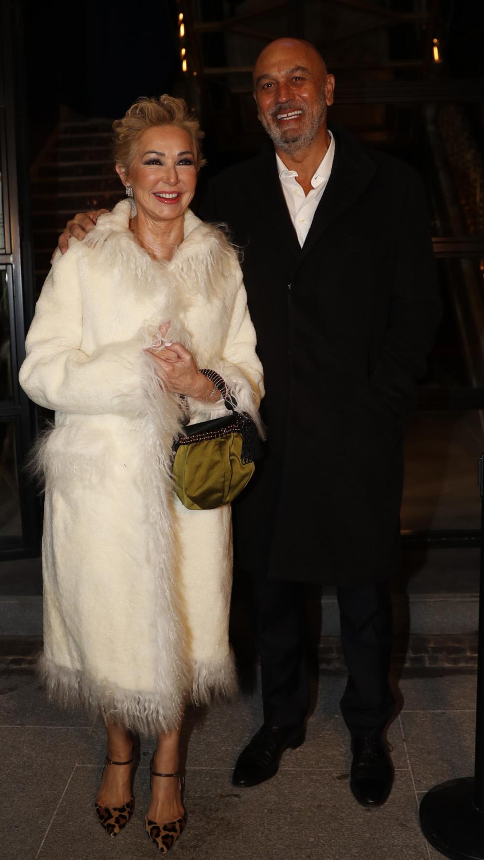 La pareja, a su llegada a la fiesta.