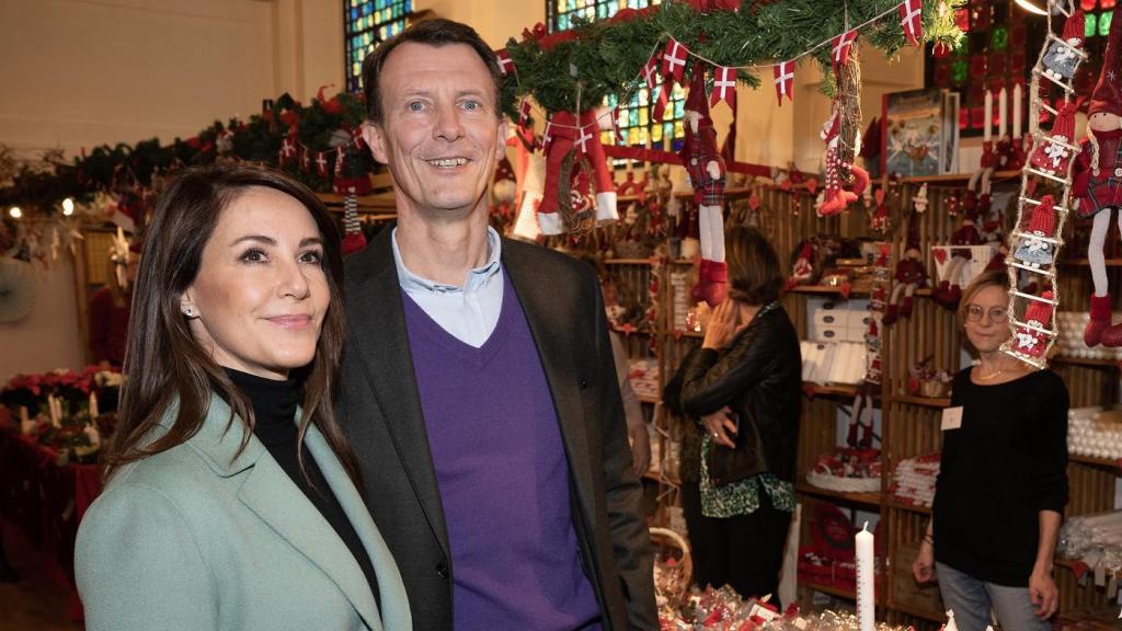La pareja real, en la inauguración de un mercado navideño.