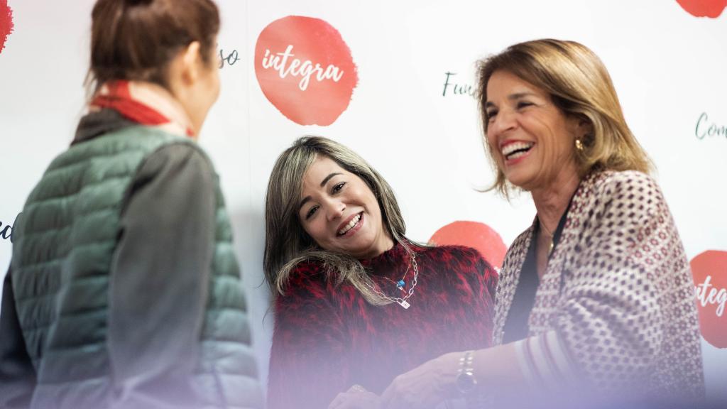 La periodista María Marañón, junto a Ana Botella y Cristina, víctima de violencia de género.