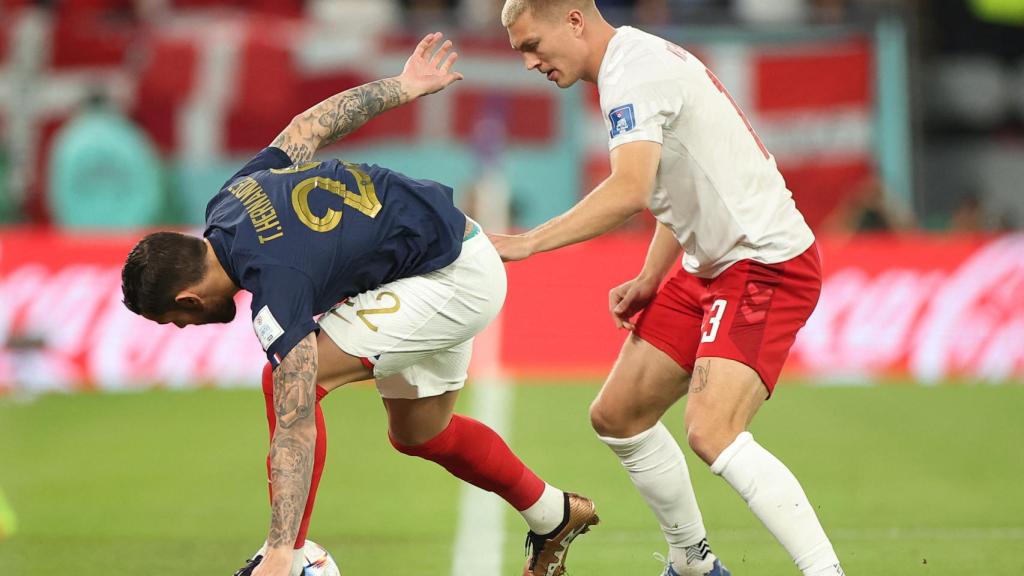 Theo Hernández y Kristensen, en el Francia - Dinamarca