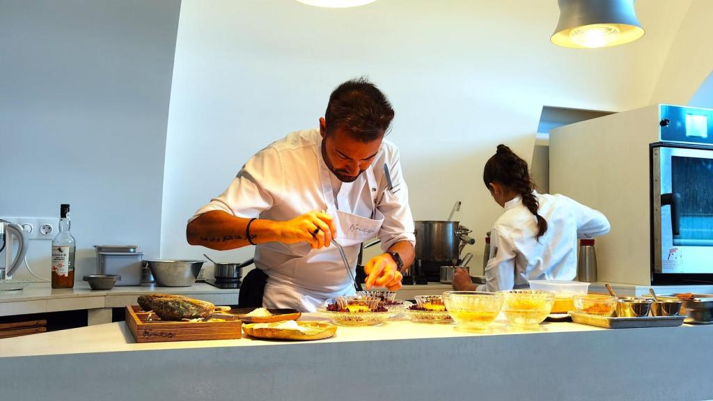 Pablo Montoro en el Cocoon Lab, el lugar en el que ultima los platos ante el comensal.