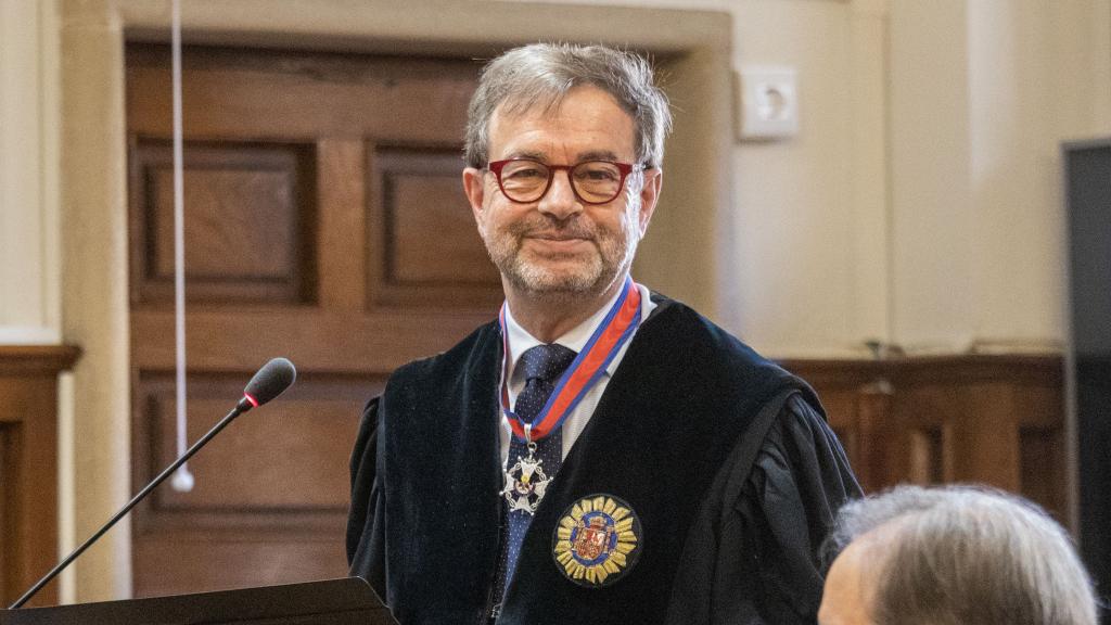 El magistrado José Ramón González Clavijo recibiendo la Cruz de San Raimundo de Peñafort