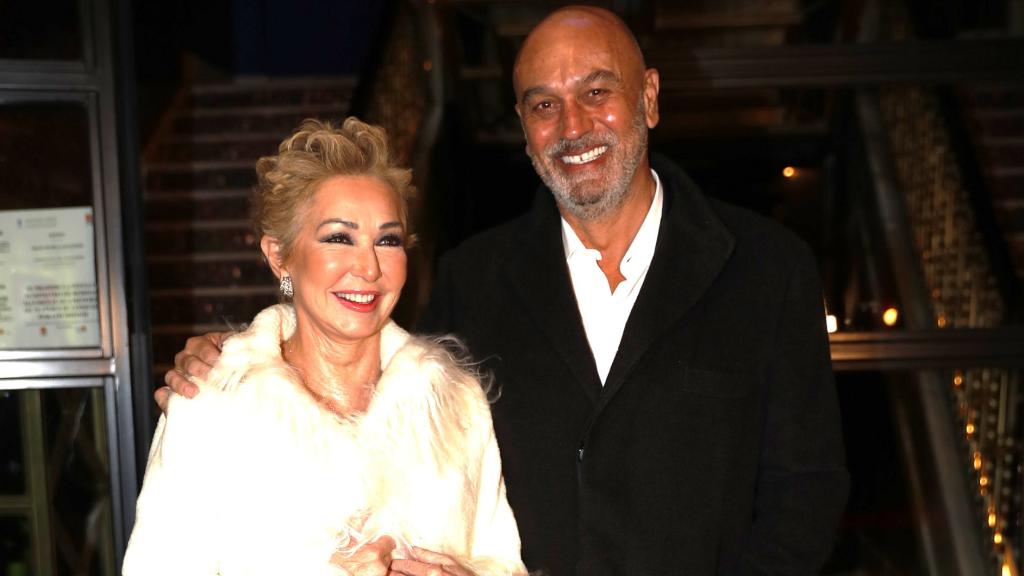 La periodista posa sonriente con Juan Muñoz.