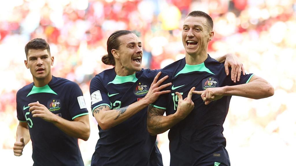 Mitchell Duke celebra su gol en el Túnez - Australia