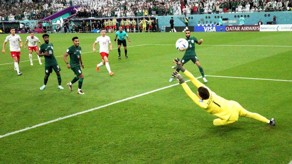 Szczesny para una ocasión de gol en el Polonia - Arabia Saudí