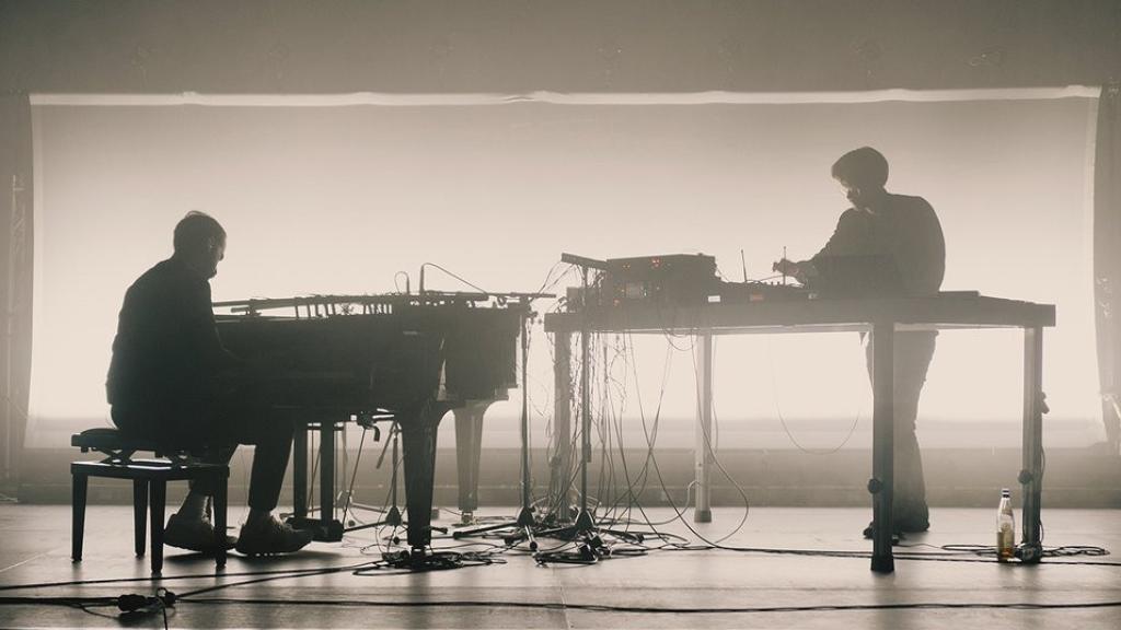 Erol Sarp (piano) y Lukas Vogel (electrónica) componen el dúo Grandbrothers