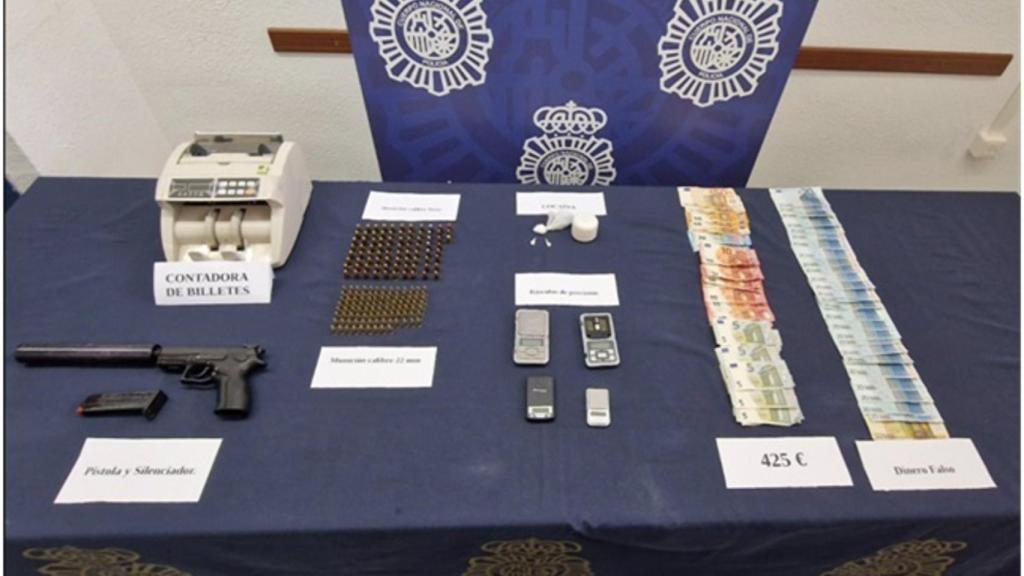 Material incautado en el desmantelamiento de dos puntos de venta de droga en dos locales de Marbella.