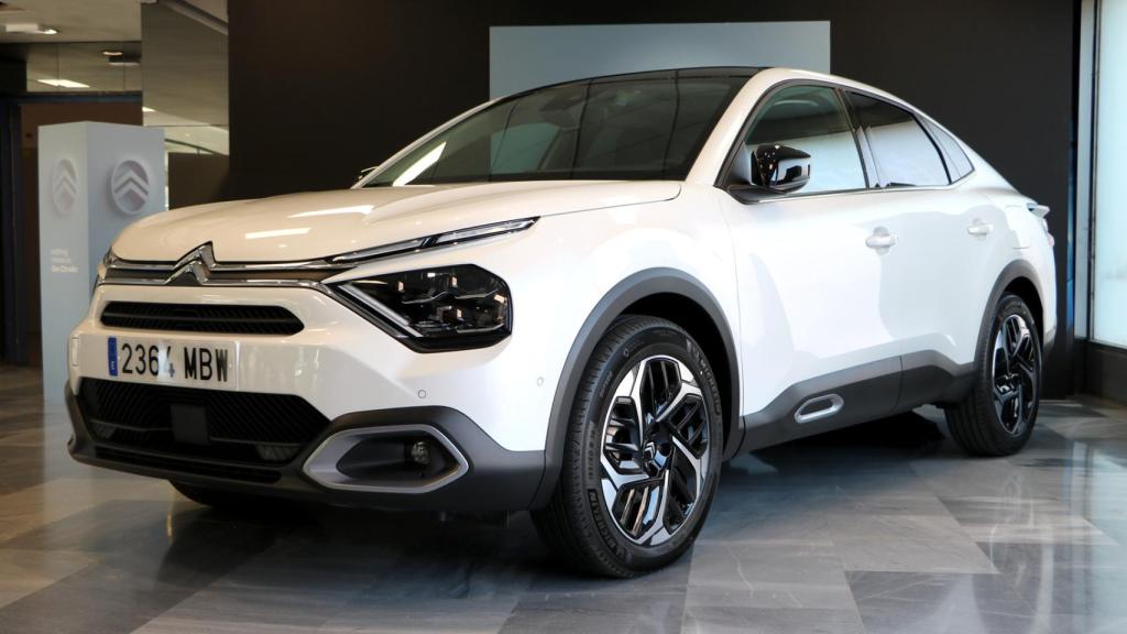 El nuevo Citroën C4 X en el vestíbulo de entrada de la fábrica de Villaverde en Madrid.