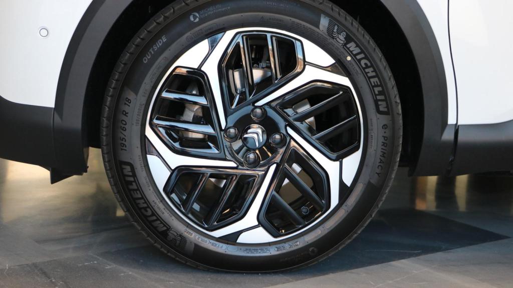 El Citroën C4 X a a igualdad de equipamiento es unos 1.000 euros más caro.