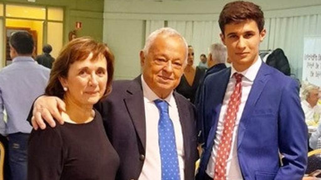 Gonzalo Santonja flanqueado por Diosleguarde y Mercedes Molina (de Carbónicas Molina)./ Foto cedida