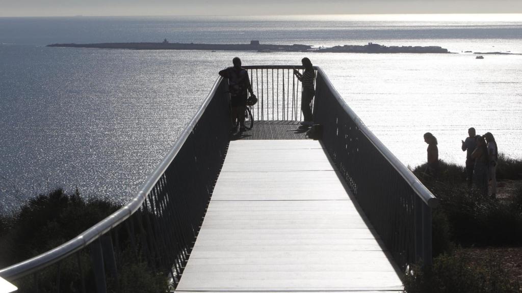 La isla de Tabarca, vista desde la lejanía de la costa.