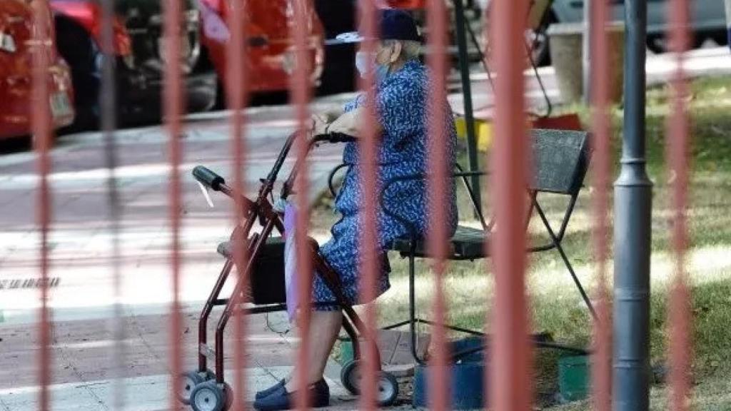 Una mujer con un andador, en imagen de archivo.