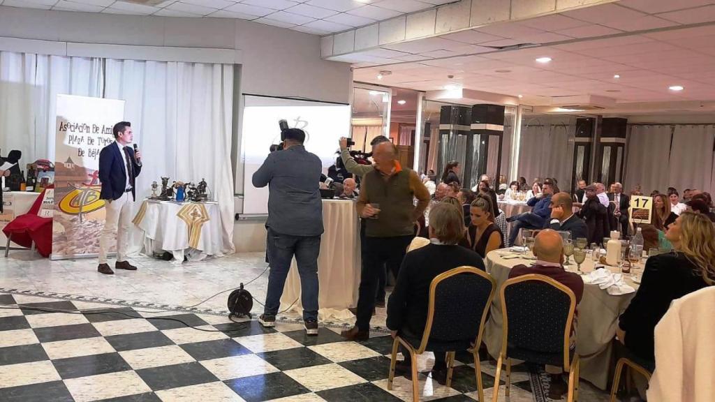 Miguel Otero, nuevo presidente de la asociación saludando a los invitados y premiados de la gala. / Foto cedida